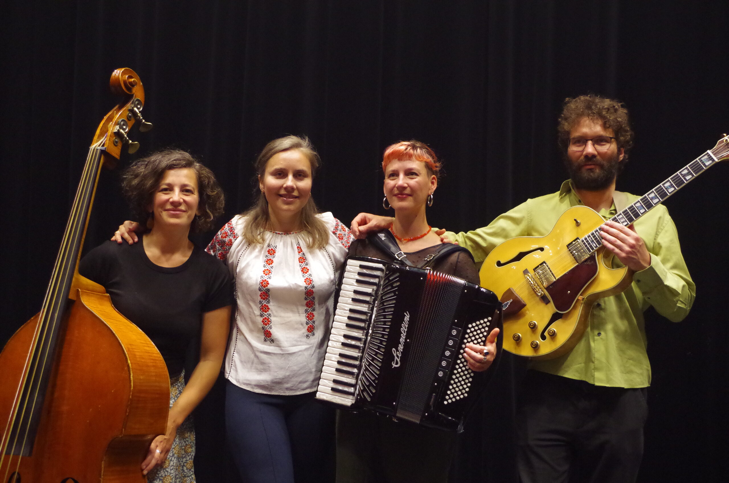 Les musicien·nes de Lunăuţii avec leurs instruments