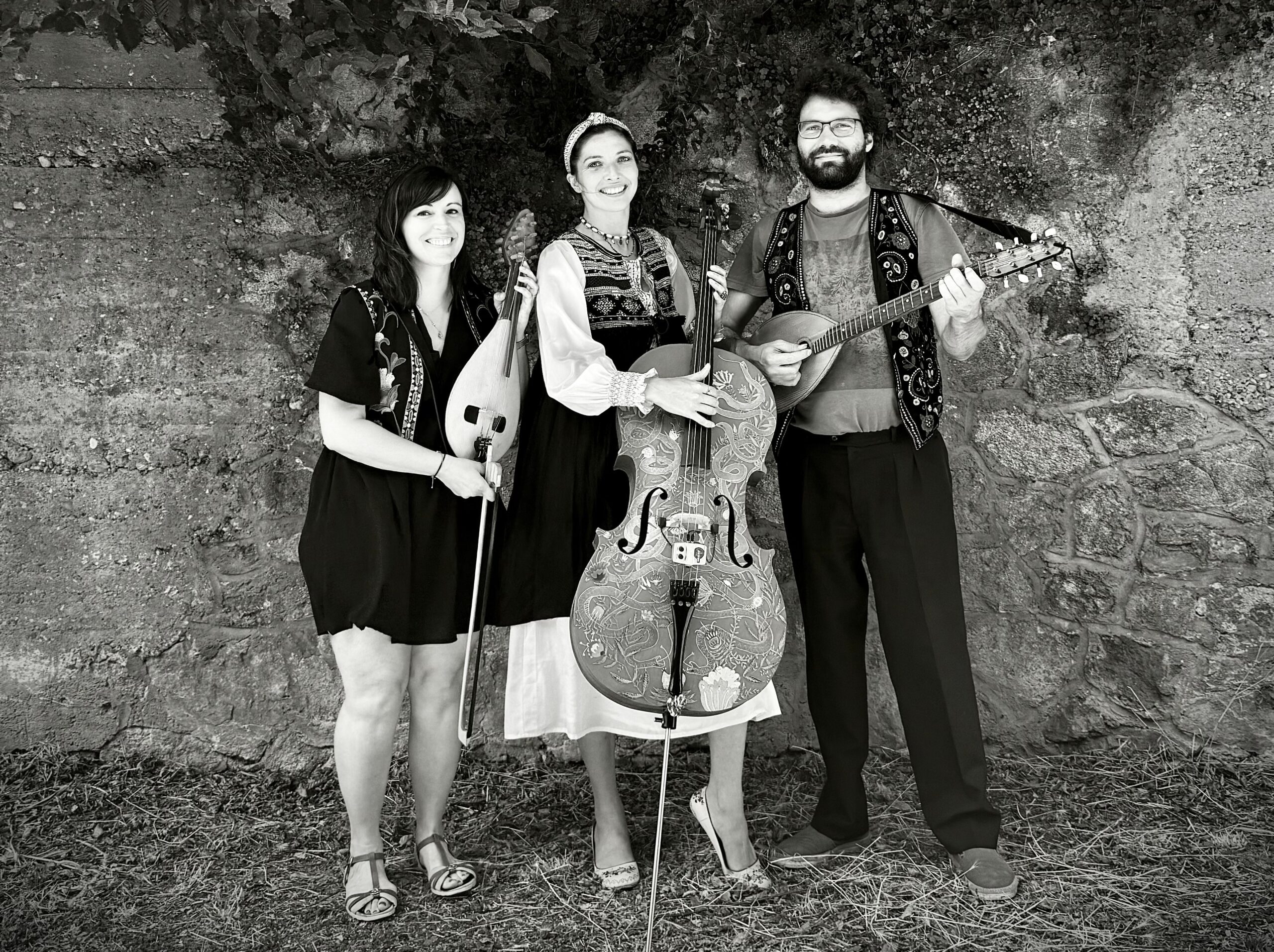 Le trio Veykata avec leurs instruments (gadulka, violoncelle et tambura)